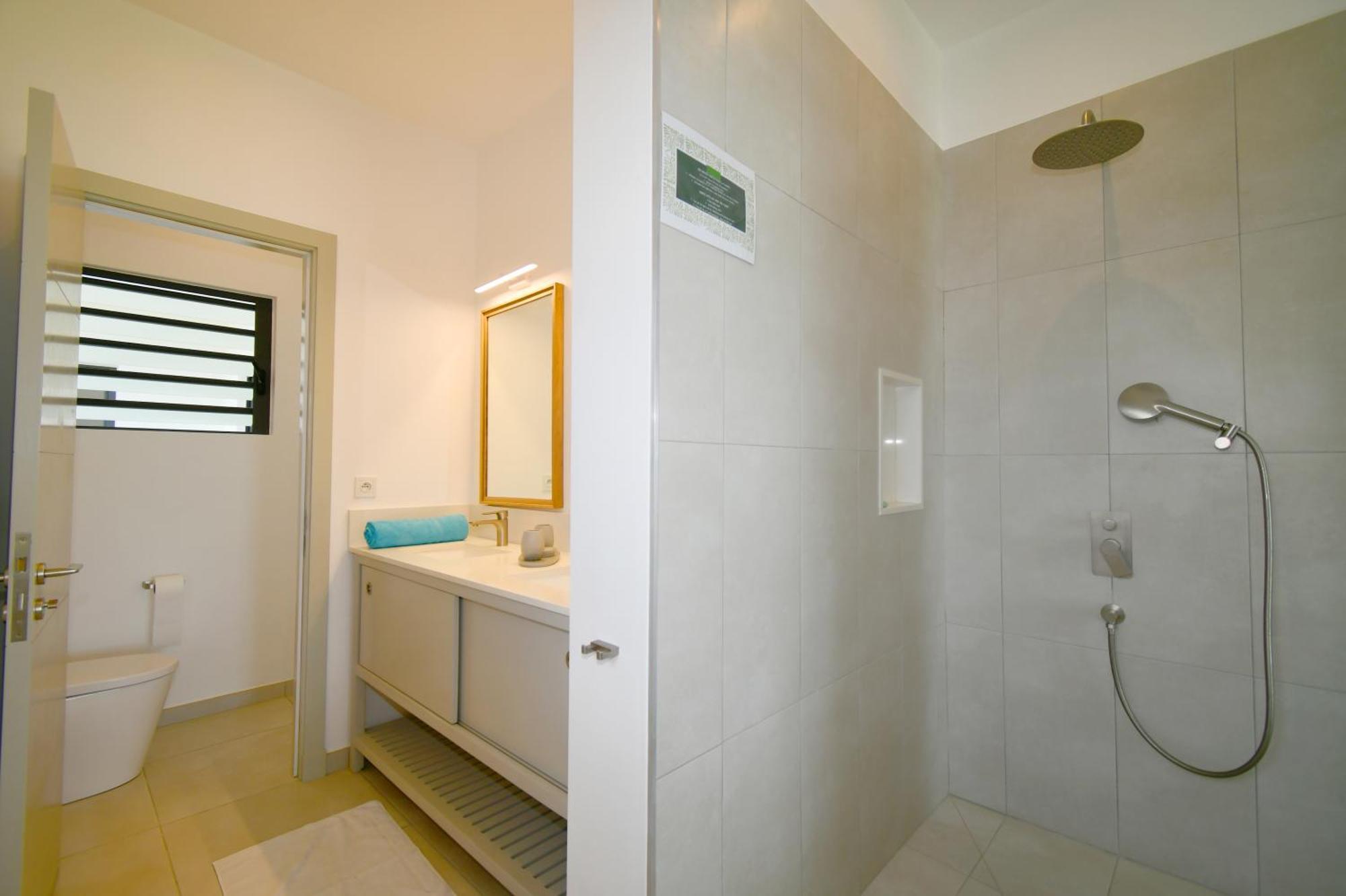 White&Blue Beachfront Luxury Poste Lafayette מראה חיצוני תמונה