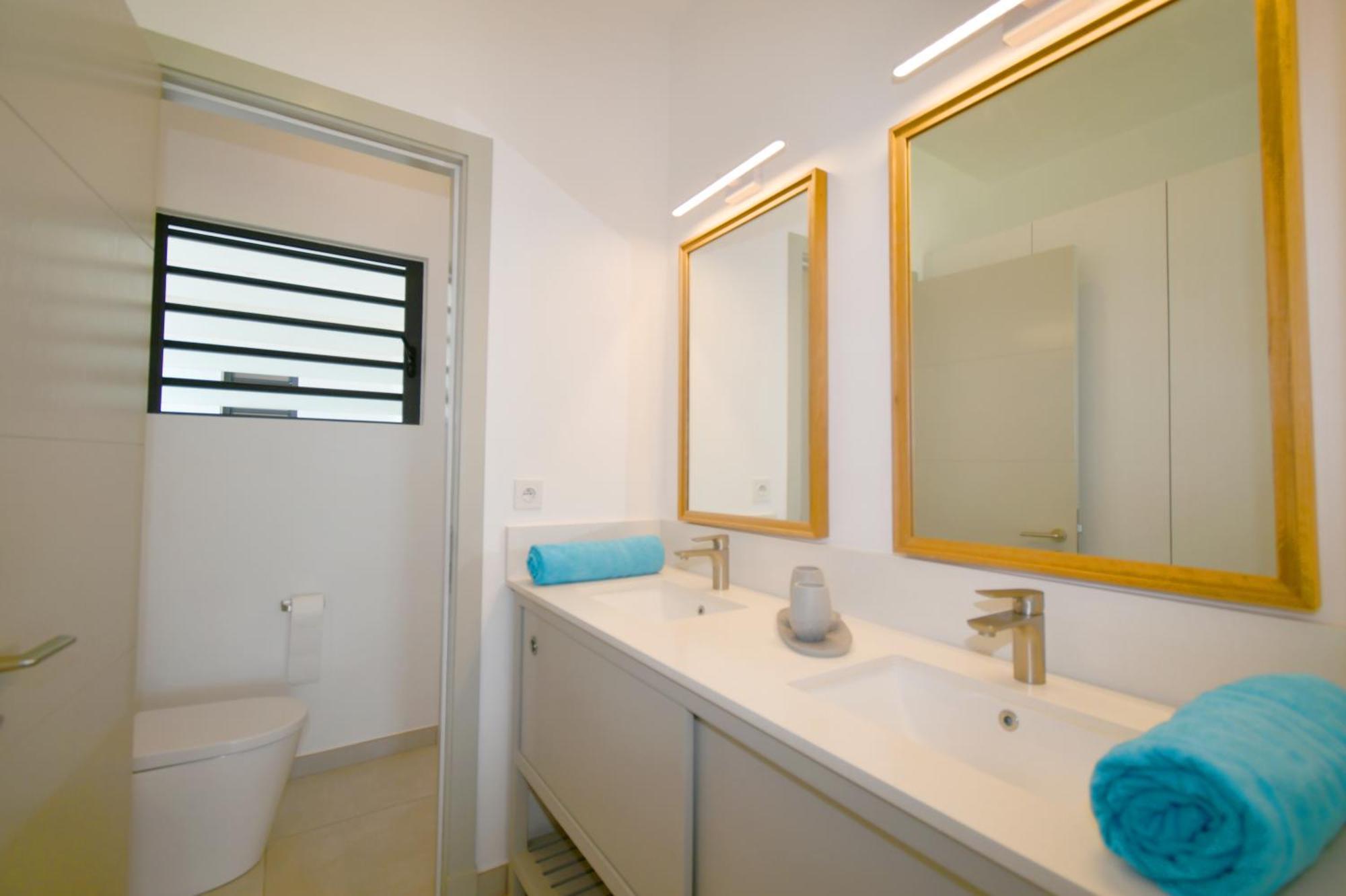 White&Blue Beachfront Luxury Poste Lafayette מראה חיצוני תמונה
